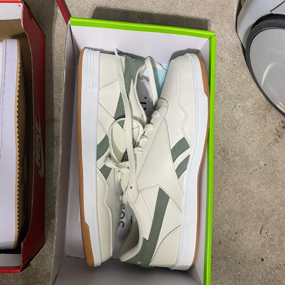 Reebok leather sneakers Club C Revenge
beige color